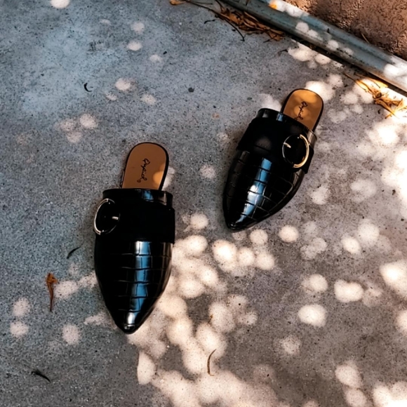 🚨//The Amber// Black mule Flat - Picture 3 of 7